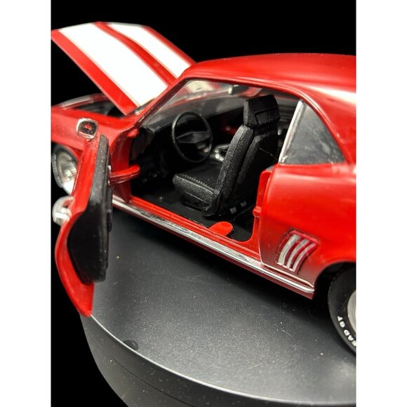 1969 Red & White Stripes Camaro Z/28 1993 ERTL American Muscle : 1/18 Diecast - Picture 8 of 14